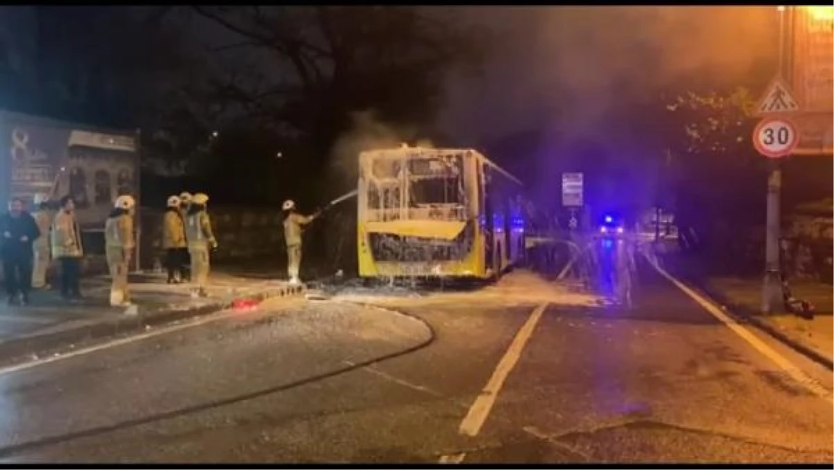 Üsküdar’da İETT Otobüsü Motor Kısmından Yanmaya Başladı