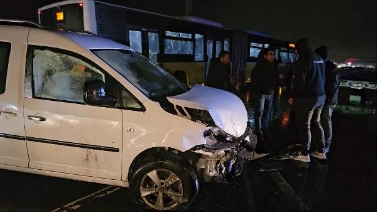 Başakşehir’de arıza yapan otomobil zincirleme kaza yaptı: 3 yaralı