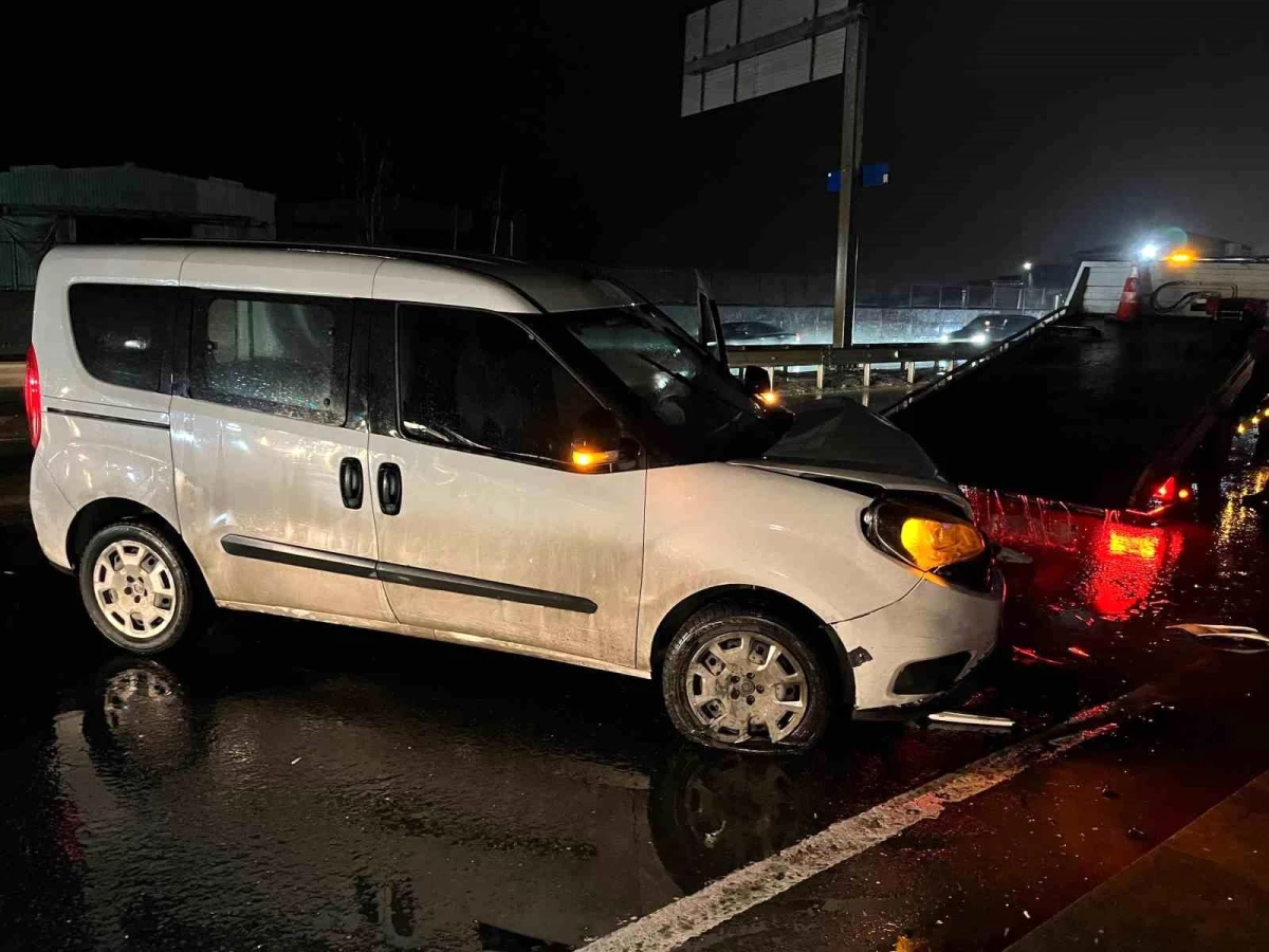 Başakşehir’de Arıza Yapan Otomobile Arkadan Çarpan Araç Kazaya Yol Açtı