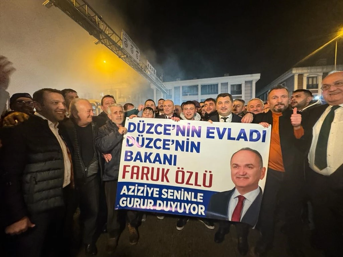 Faruk Özlü, İstanbul’daki aday tanıtım töreninin ardından meşalelerle karşılandı