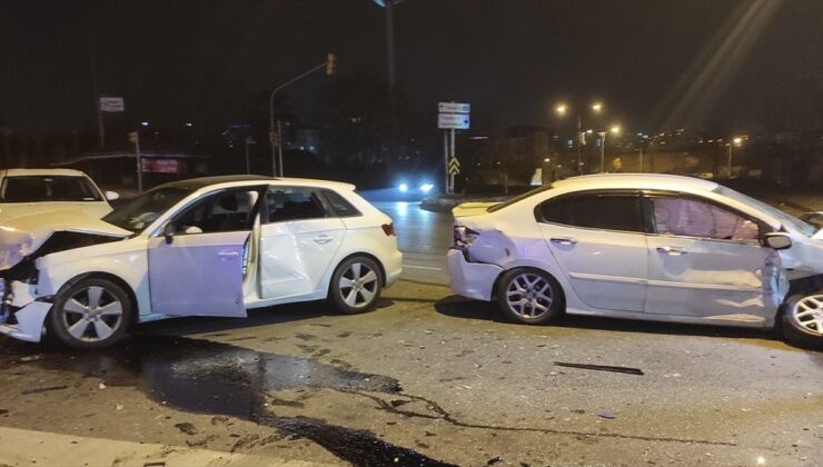 İstanbul Kartal’da Trafik Kazası: Sürücüler Yara Almadan Kurtuldu