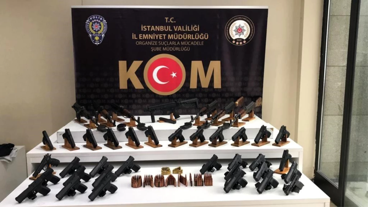 İstanbul’da çete operasyonunda ele geçirilen suç unsurları sergilendi