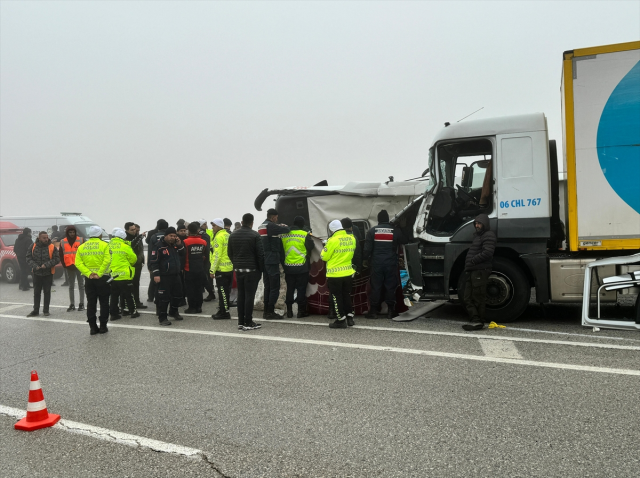 Malatya'da devrilen yolcu otobüsüne tır çarptı! 3 kişi hayatını kaybetti, 29 kişi yaralandı