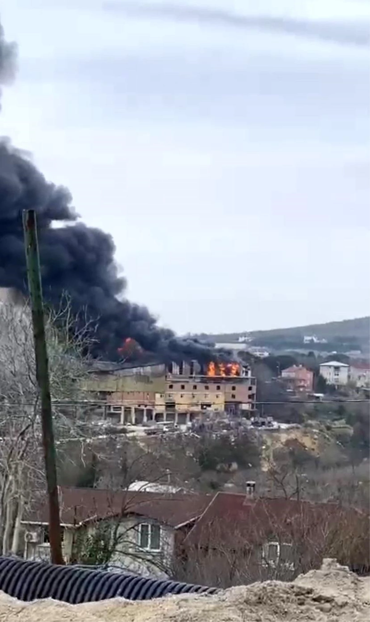 Beykoz Örnekköy’de 2 katlı fabrikada yangın çıktı, itfaiye ekipleri müdahale ediyor