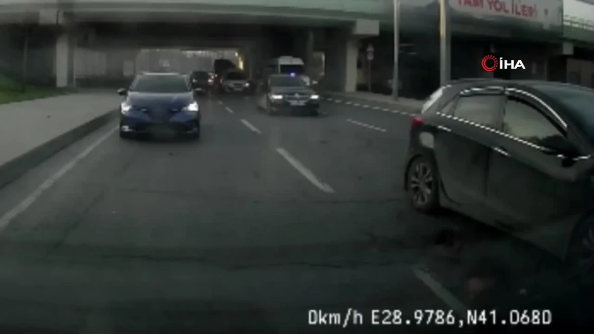 Kağıthane’de feci kaza kamerada: Metrelerce sürüklenip otomobilin altına girdi