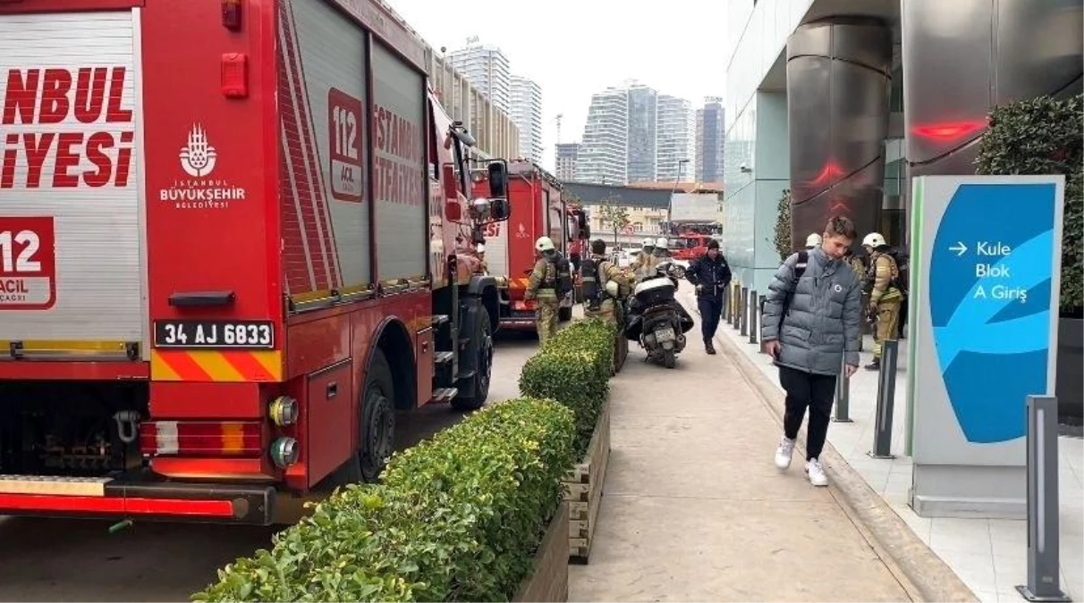 Üsküdar’da lüks sitenin otoparkında yangın