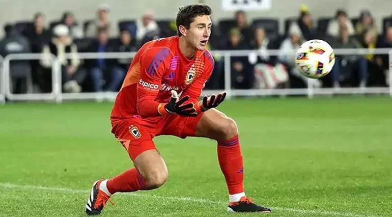 Altay Bayındıra kötü haber Manchester United görüşmelere başladı