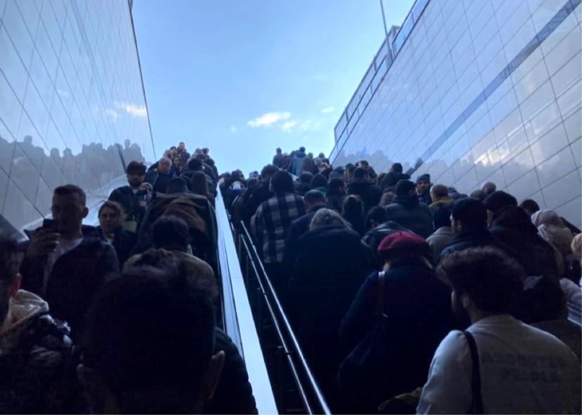 Altunizade’de Metrobüs Arızası Nedeniyle İnsan Selini Yaşandı