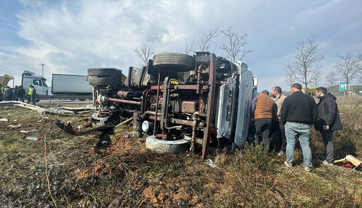 Arnavutköy’de Hafriyat Kamyonu Devrildi, Sürücü Yaralandı