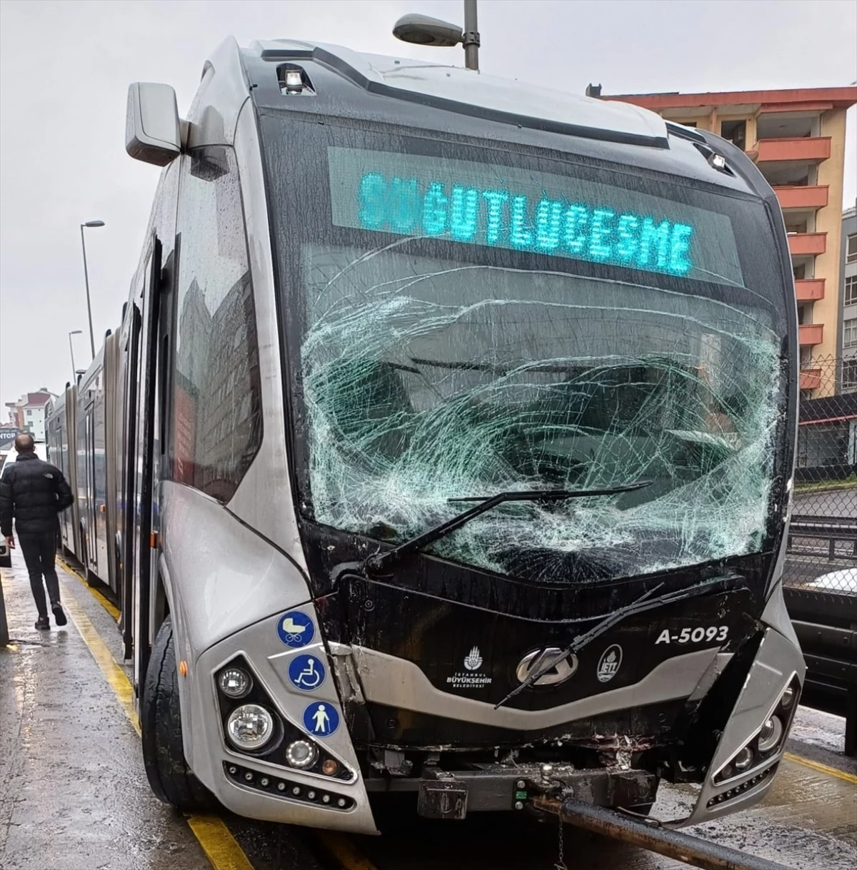 Avcılar’da İki Metrobüs Çarpıştı: 4 Yolcu Yaralandı