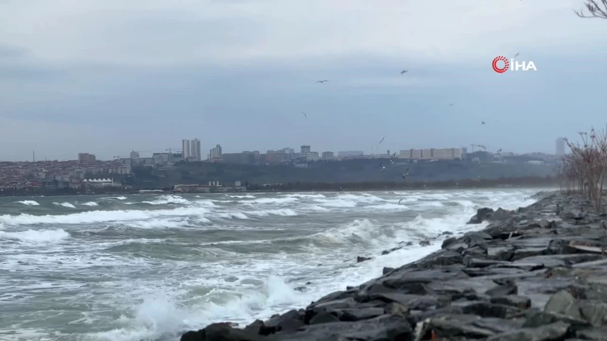 Bakırköy sahilinde fırtına nedeniyle dalgalar oluştu