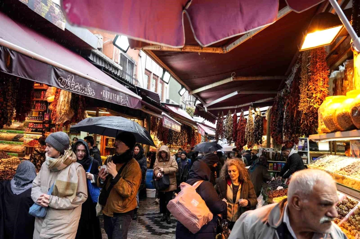 Eminönü’nde Ramazan alışverişleri yağmura rağmen devam etti