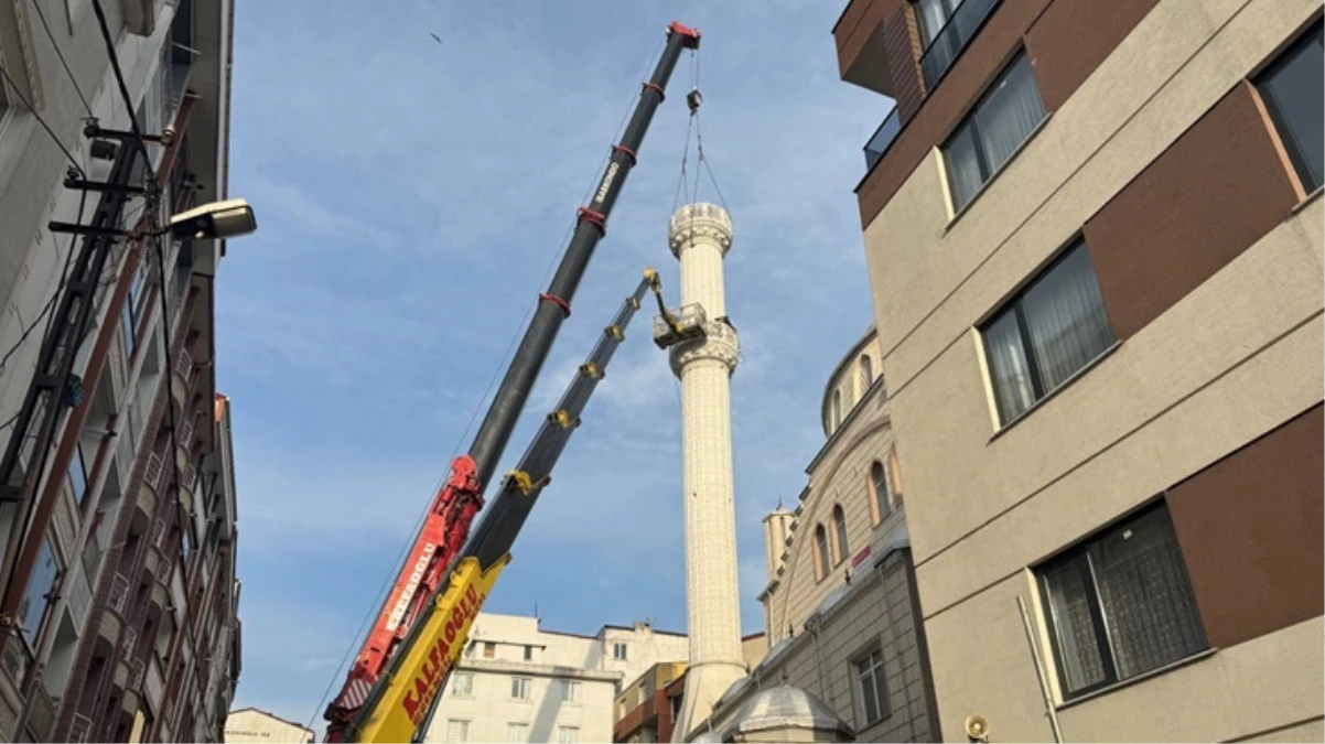 Esenyurt’ta cami minaresi onarım yapıldığı esnada halatı koparak sokağa düştü