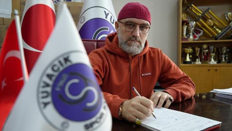 Futbolcu maaşları için karısının ve kız kardeşinin bileziklerini sattı