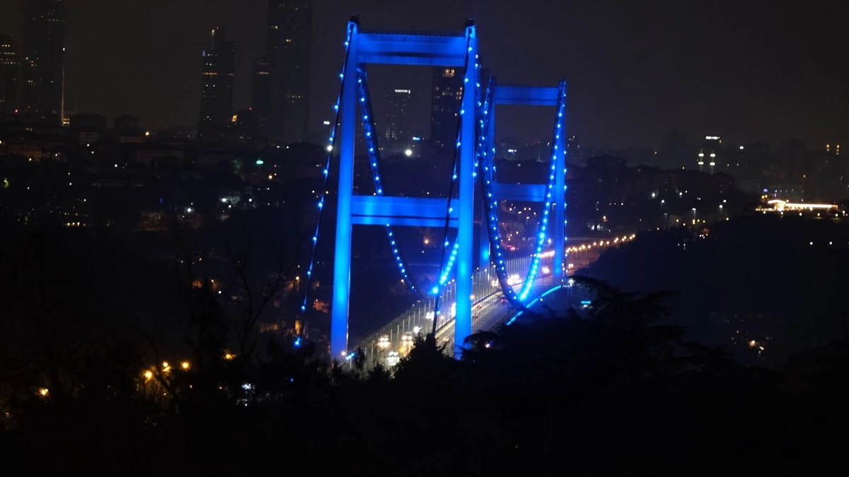 İstanbul’da Köprüler Kolon Kanseri Farkındalığı İçin Mavi Aydınlatmayla Işıklandırıldı