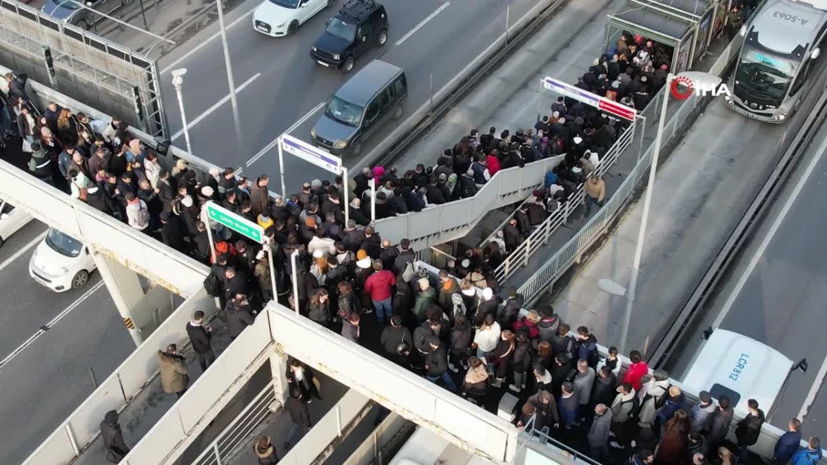 İstanbul’da metrobüs kuyruğuyla denk gelen seçim afişi