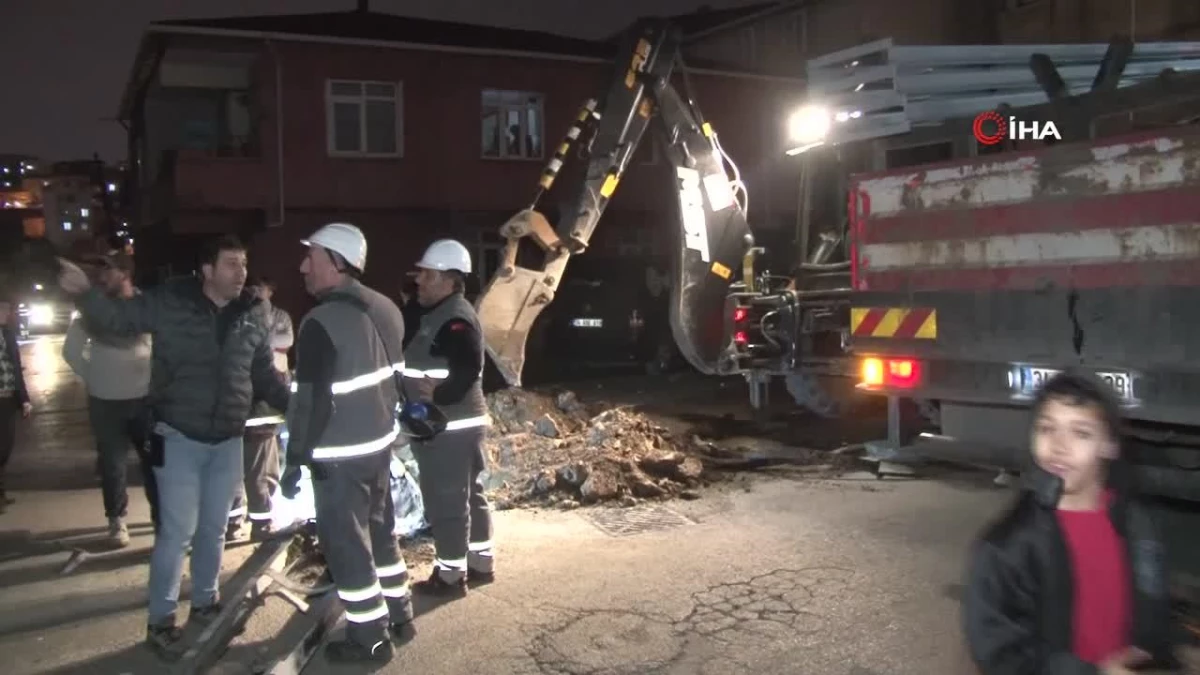 Kontrolden çıkan kamyonet elektrik direklerine çarpıp kaçtı