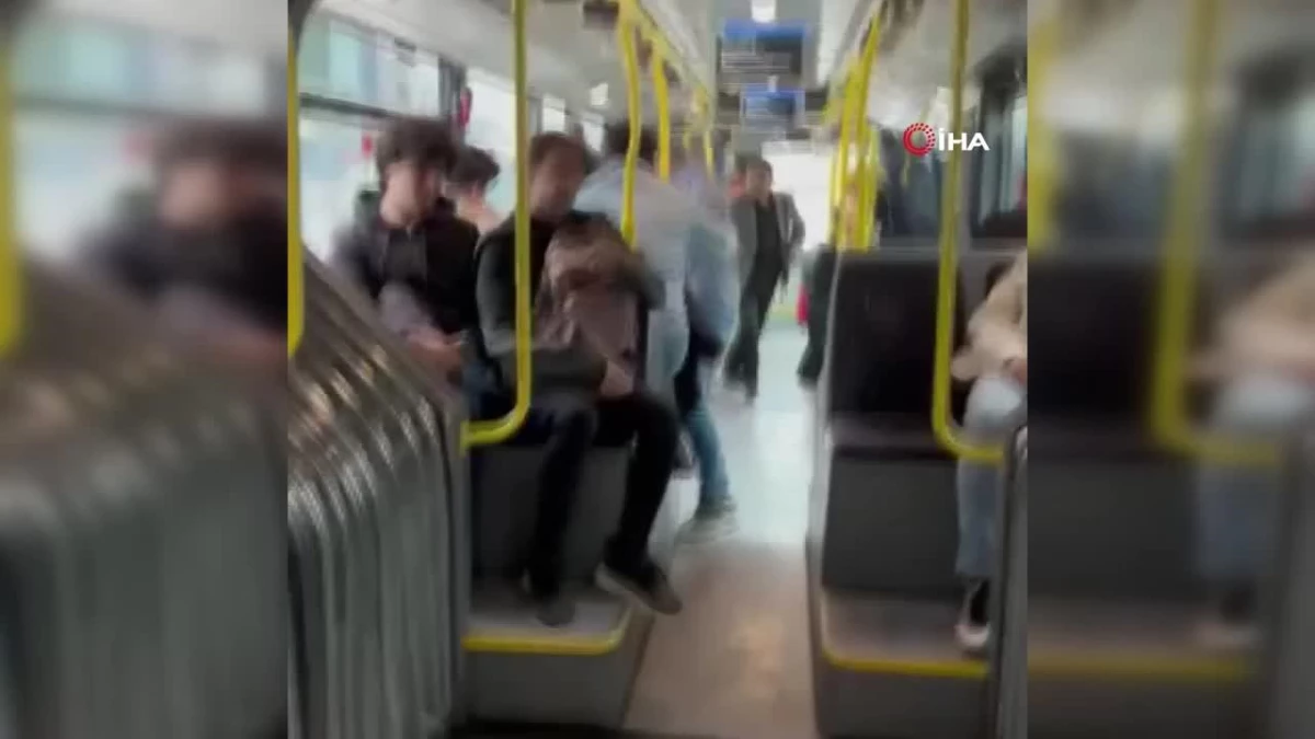 Metrobüste kavga anı kamerada