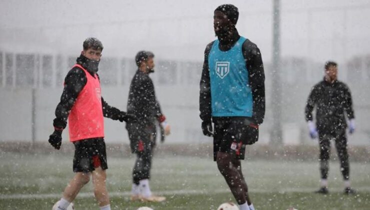 Sivasspor, kar altında idman yaptı