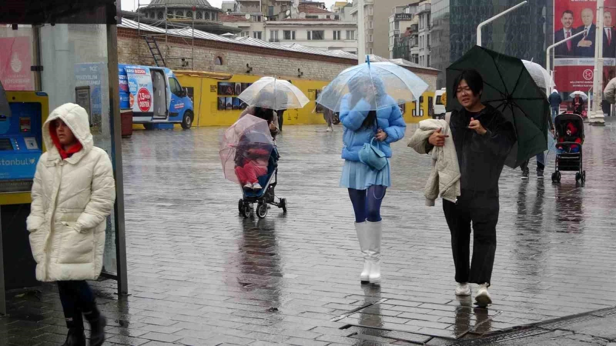 Taksim’de Sağanak Yağış Vatandaşları Zorladı