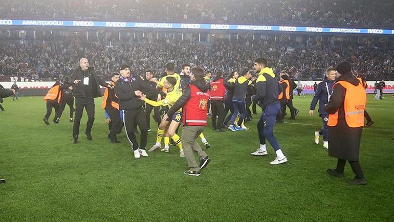 Trabzonspor - Fenerbahçe maçından sonra saha karıştı Taraftar sahaya indi
