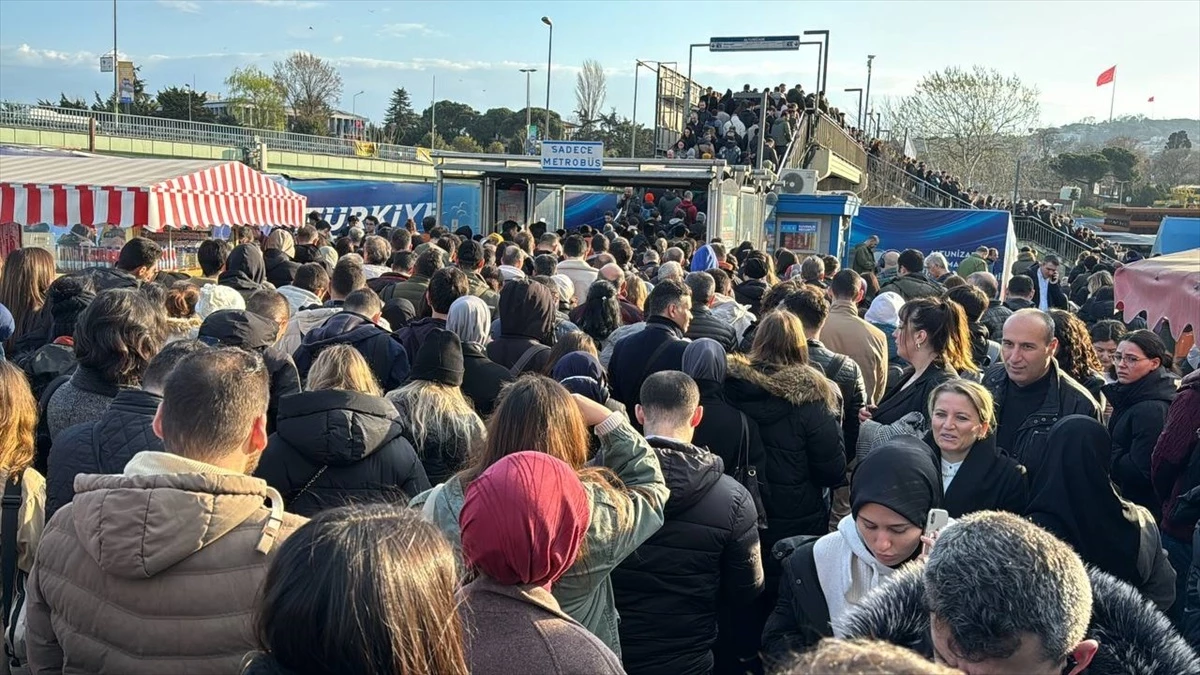 Üsküdar’da Metrobüs Arızası: Altunizade Durağında Yoğunluk Oluştu