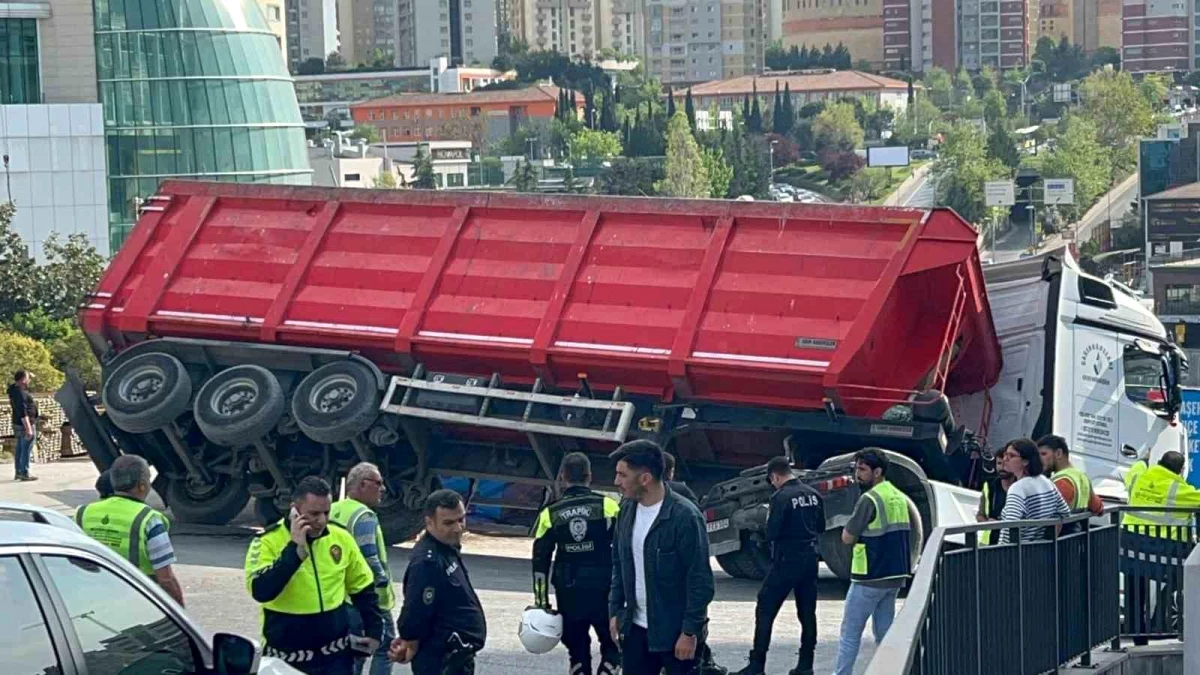 Ataşehir’de demir yüklü tırın dorsesi yan devrildi