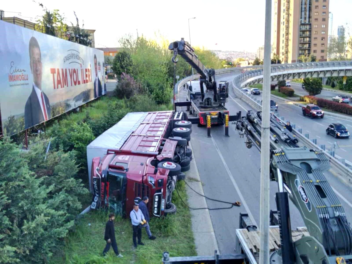 Ataşehir’de Sebze Yüklü Kamyon Yan Yattı