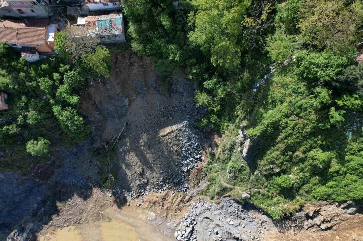 Gaziosmanpaşa’da Toprak Kayması Sonrası Heyelan Bölgesi Havadan Görüntülendi