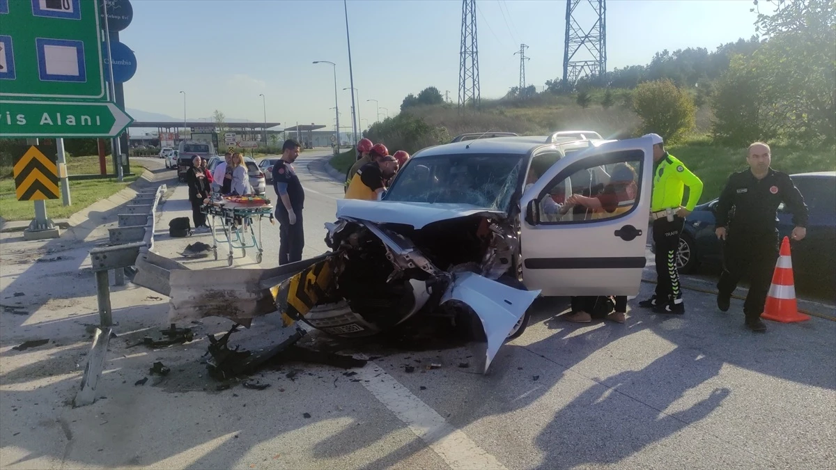 İstanbul-İzmir Otoyolu’nda kaza: 4 kişilik aile yaralandı