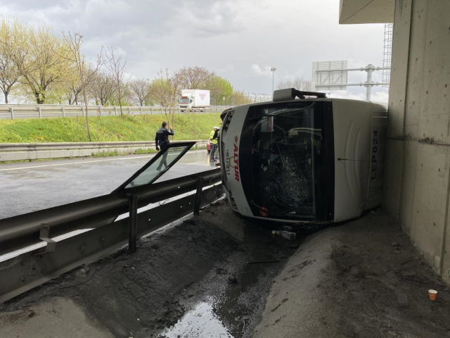 Polislerin servis aracı devrildi: 6 yaralı