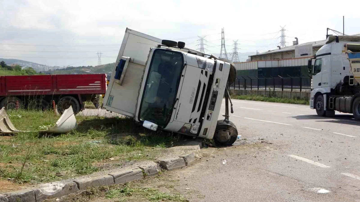 Sancaktepe’de Kamyonet Devrildi: 3 Yaralı