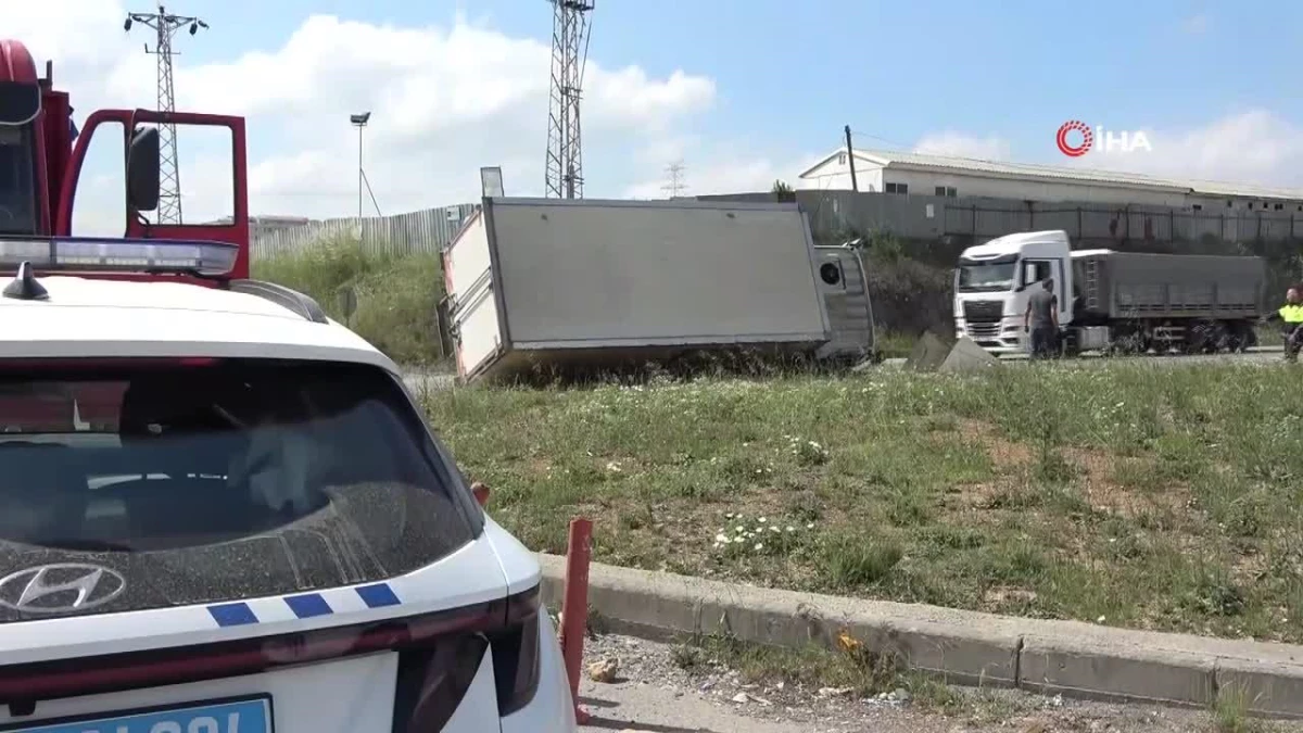 Sancaktepe’de kamyonete çarpmamak için manevra yapan kamyonet devrildi: 3 yaralı