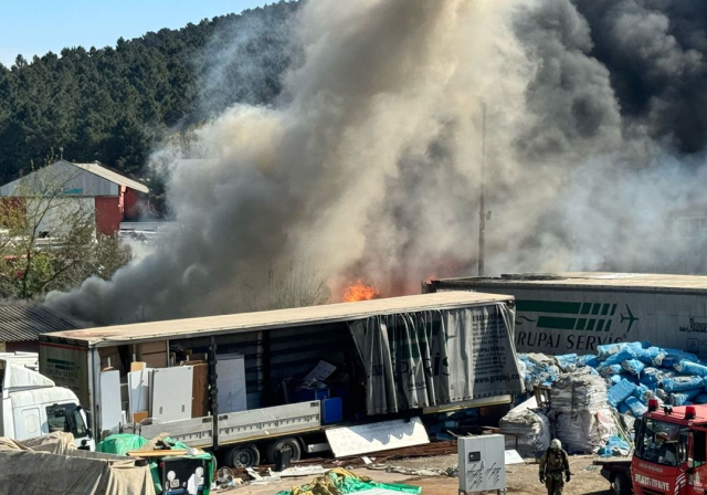 Yediemin otoparkında yangın! Kısa sürede büyüyen alevler araçlara sıçradı