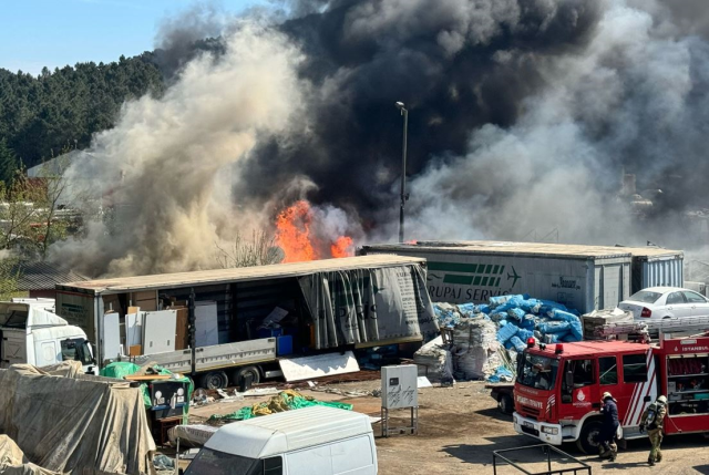 Yediemin otoparkında yangın! Kısa sürede büyüyen alevler araçlara sıçradı