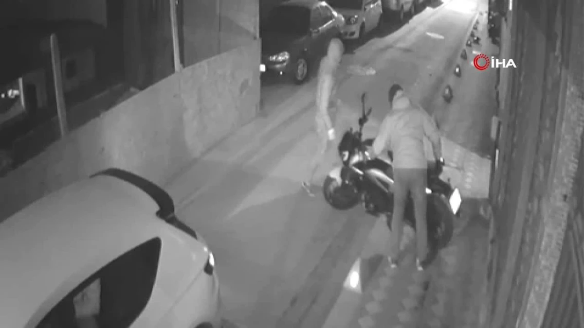 Zeytinburnu’nda motosiklet hırsızlığı kamerada