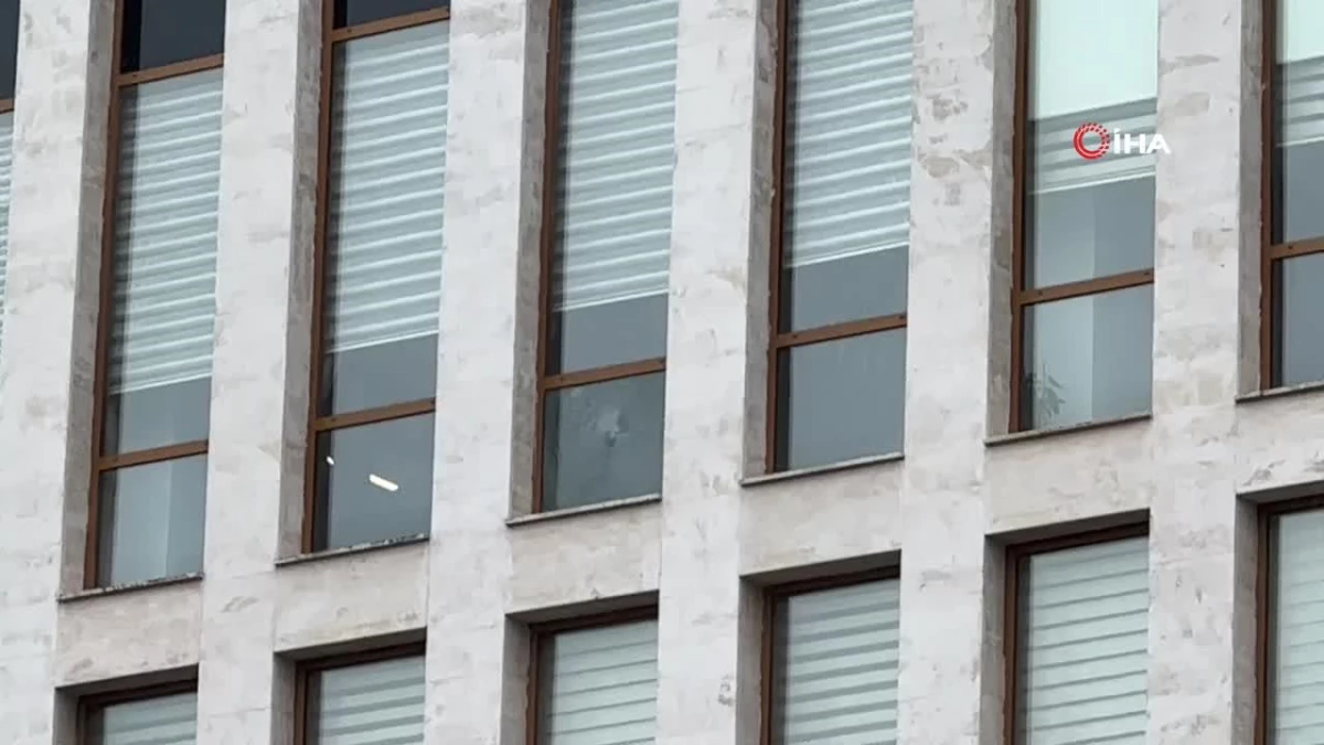 Arnavutköy Kaymakamlığı’na kurşun isabet etti, polis harekete geçti