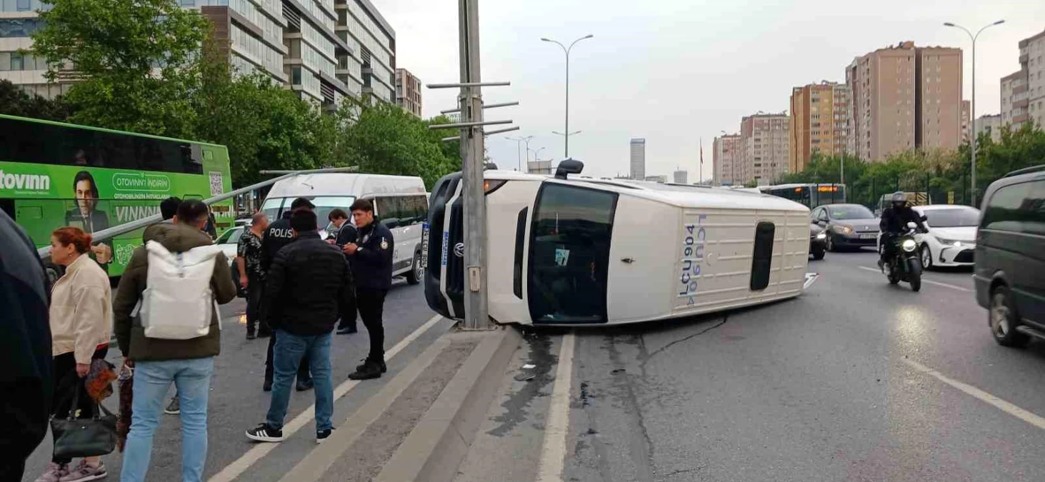 Beylikdüzü E-5’te Makas Atan Araç İşçi Servisine Çarptı