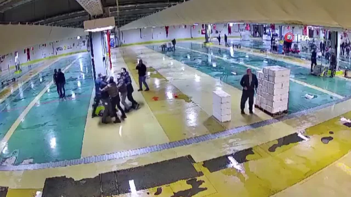 Beylikdüzü’nde Balık Hali’nde silahlı kavga kamerada: 3 yaralı