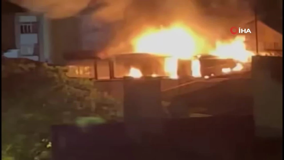 Beyoğlu’nda kafeteryanın çatısı alev alev yandı