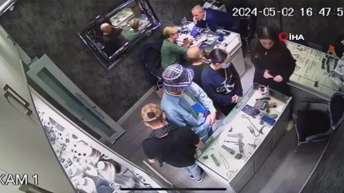 Girdikleri kuyumcudan 5 bilezik çalan hırsızlar kamerada