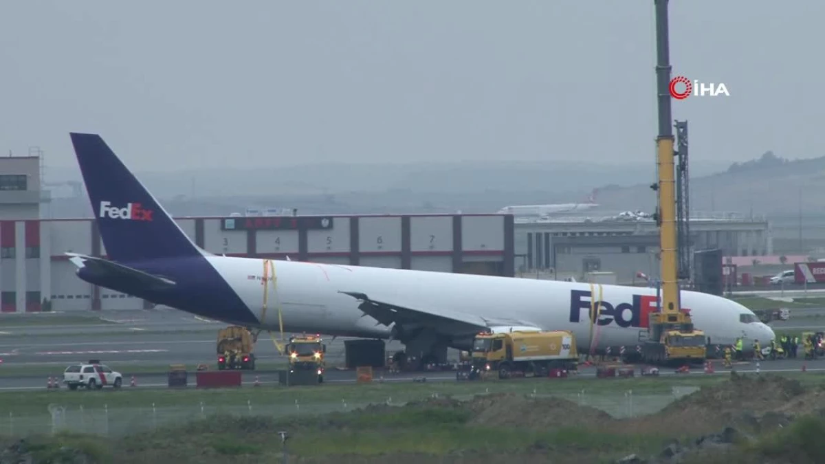 İstanbul Havalimanı’nda gövdesinin üzerine inen uçağın kaldırılma çalışması devam ediyor