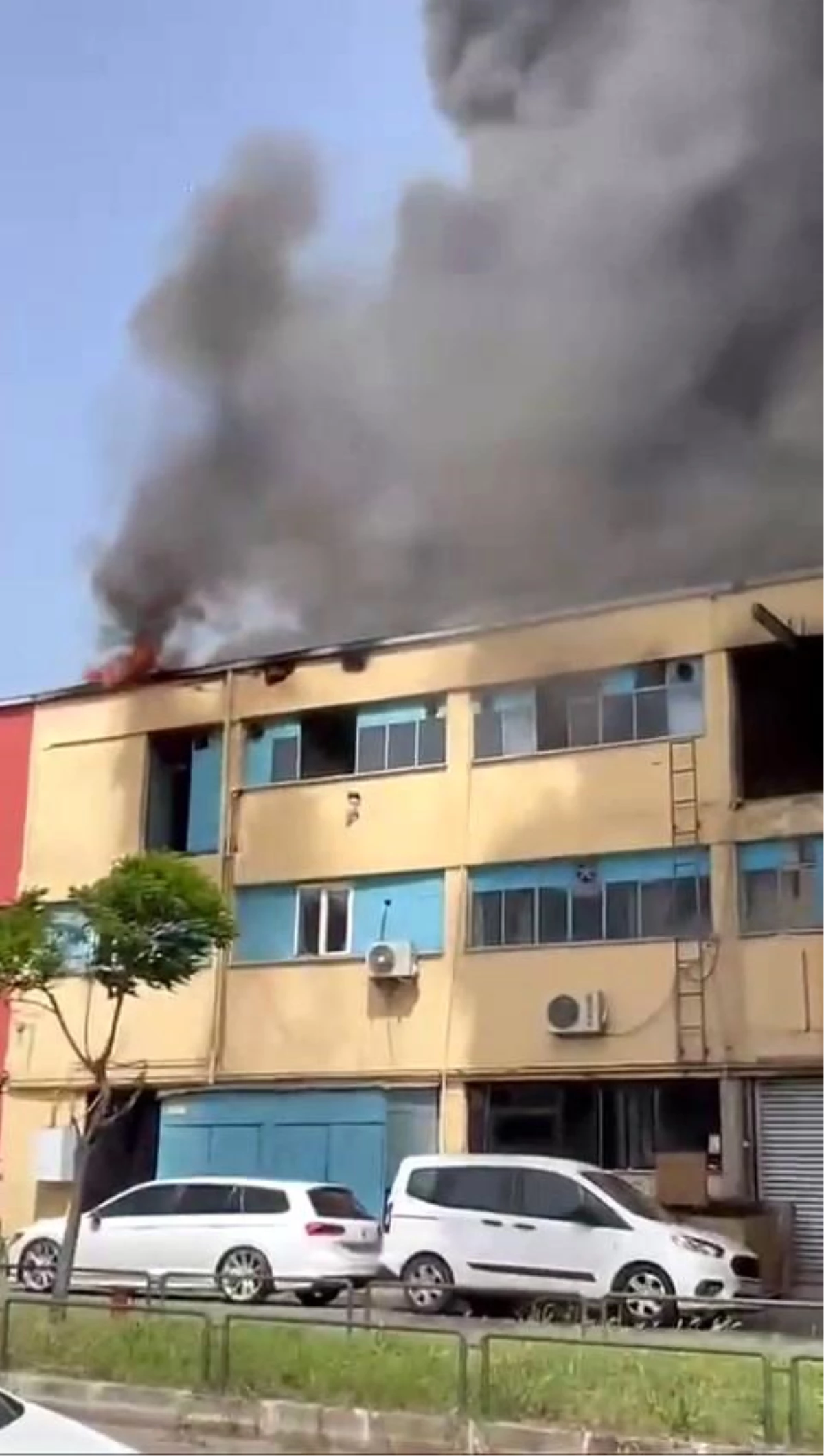 İSTEKS Sanayi Sitesi’nde çıkan yangın itfaiye ekiplerini harekete geçirdi