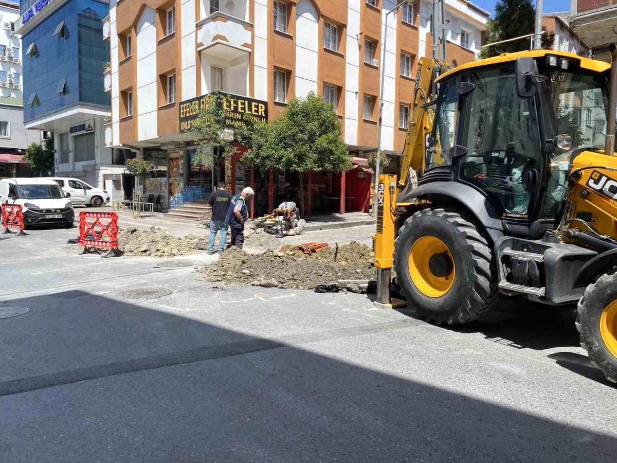 Küçükçekmece’de 20 Saattir Yaşanan Elektrik Kesintisine Tepki