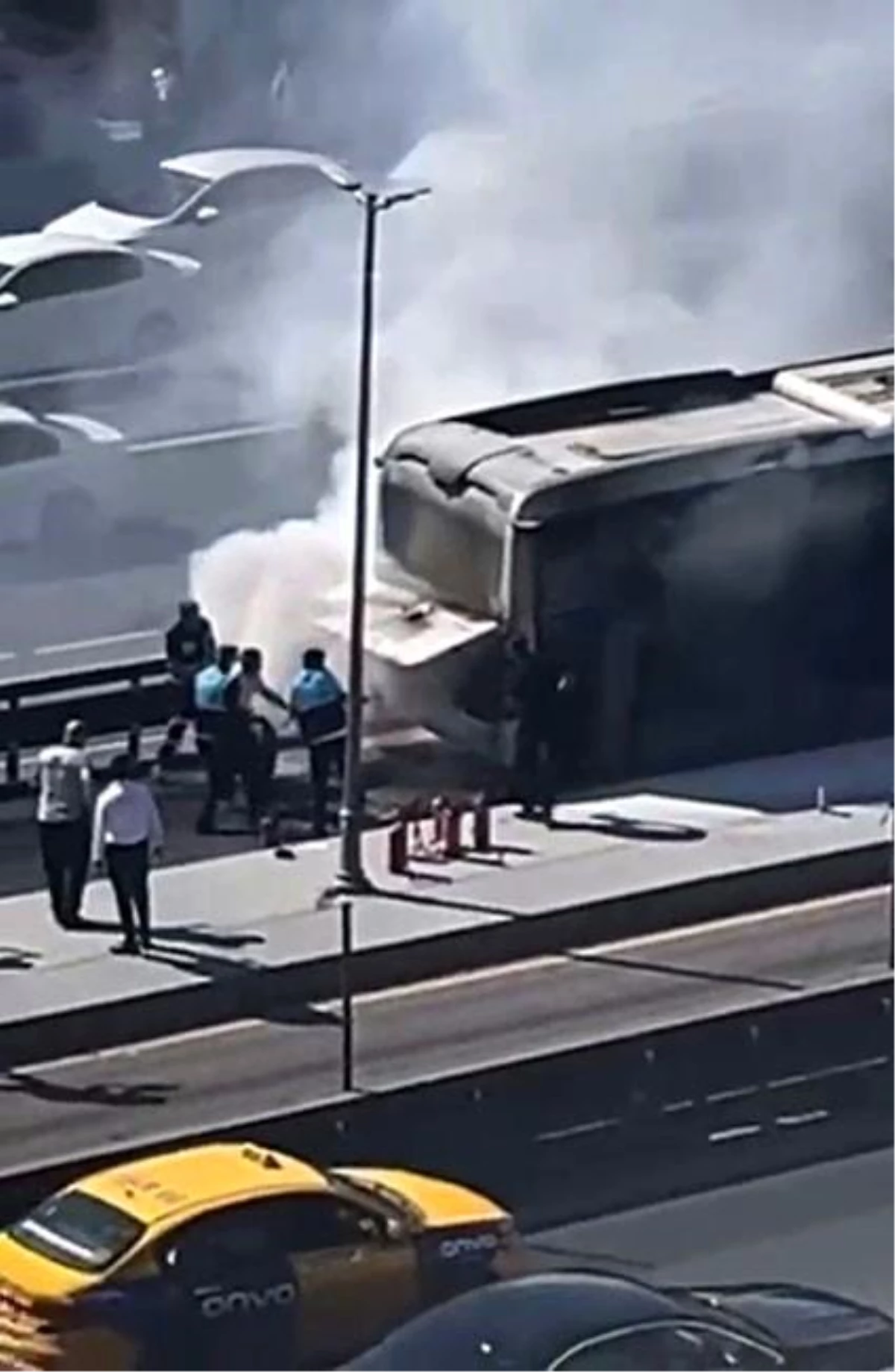 Küçükmekçe’de metrobüste yangın çıktı.