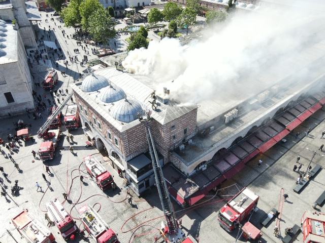 Tarihi Mısır Çarşısı'nda yangın! Çatıya sıçrayan alevler söndürüldü