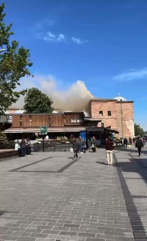 Mısır Çarşısı'ndan alevler yükseldi! İtfaiye ekiplerinin çalışması sürüyor