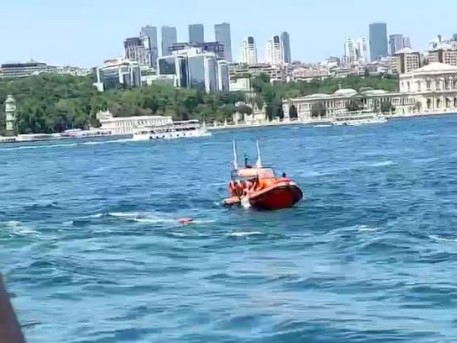 Boğazın ortasında korku dolu anlar! Vapurdan düşen yolcu son anda kurtarıldı