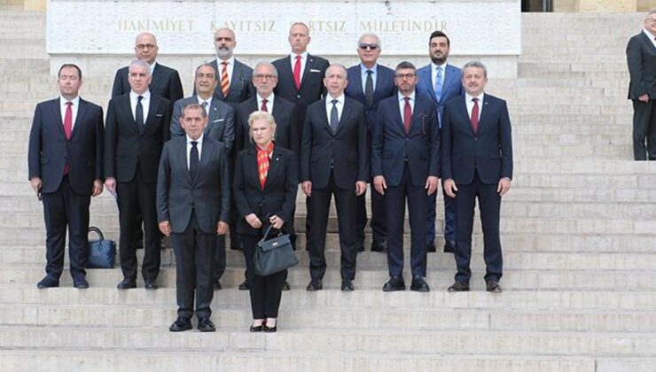 Galatasaray Başkanı Dursun Özbek Anıtkabir’i ziyaret etti