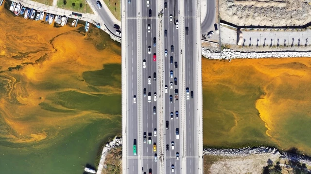 İstanbul'da korkutan görüntü! Denizin rengi sarıya büründü